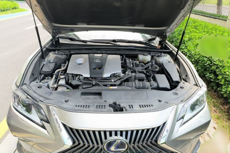 Used Lexus ES 2020 300h Premier Edition Engine Bay