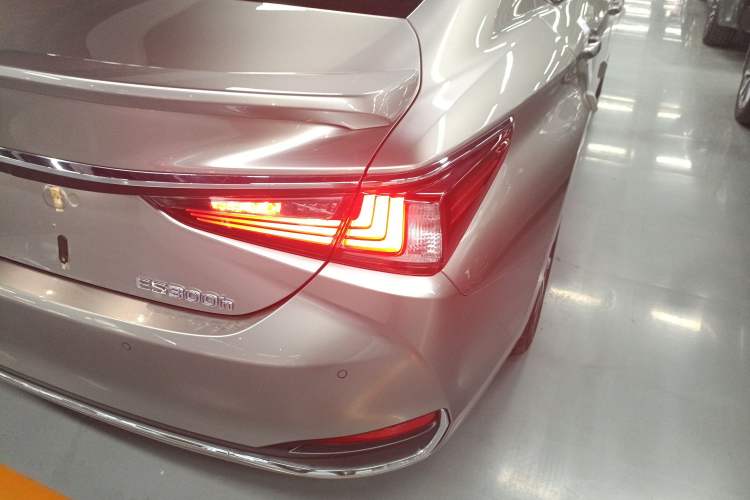 Used Lexus ES 2020 300h Premier Edition Exterior 3