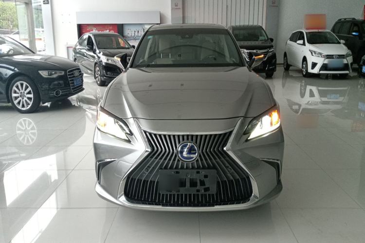 Used Lexus ES 2020 300h Premier Edition Front