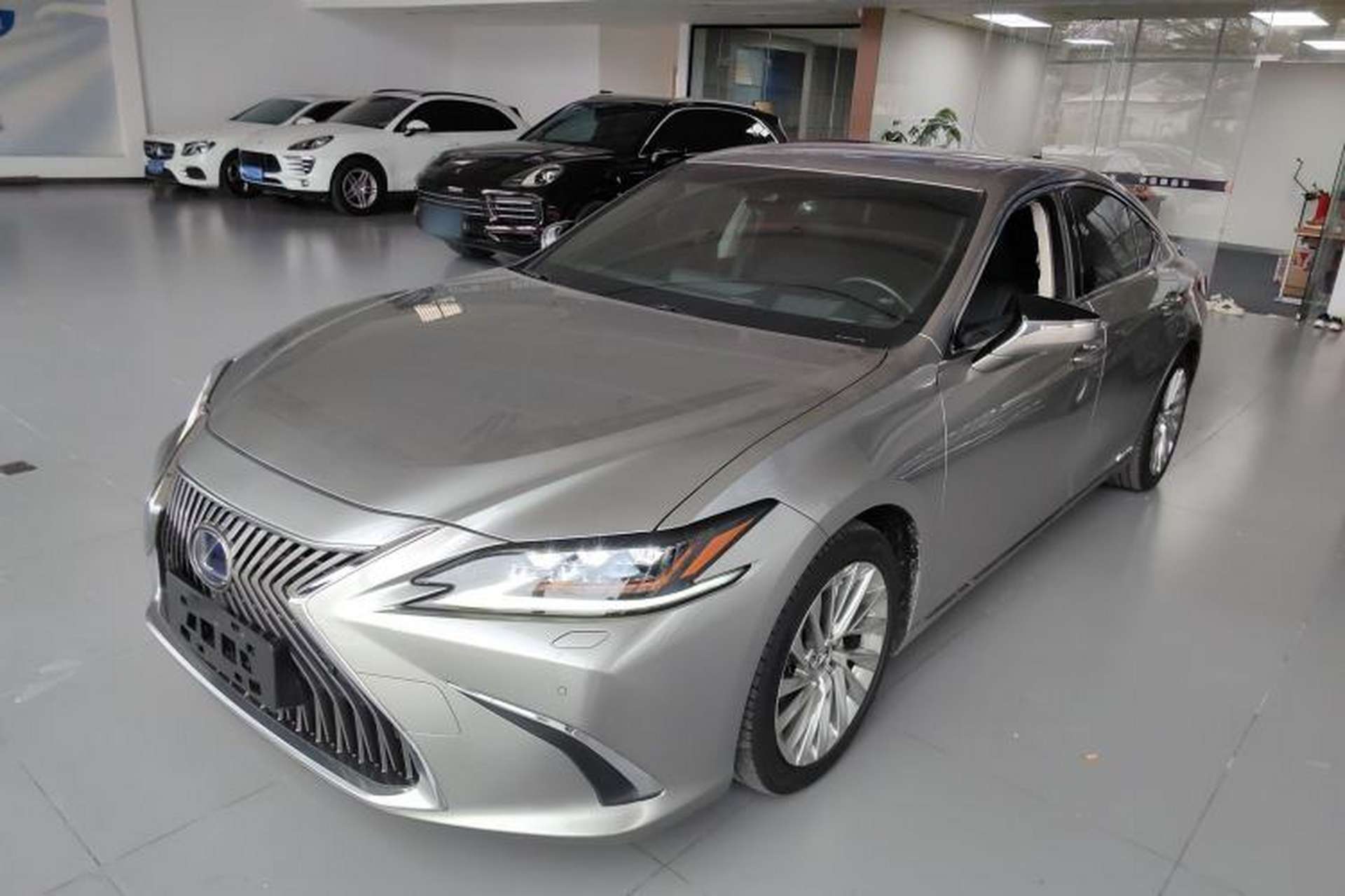 Used Lexus ES 2020 300h Executive Edition Front Left 45 Deg
