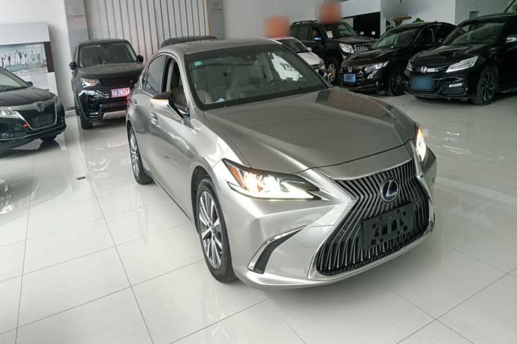 Used Lexus ES 2020 300h Premier Edition Front Right 45 Deg