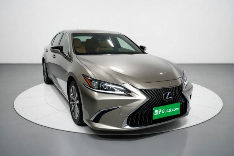 Used Lexus ES 2020 300h Premier Edition Front Right 45 Deg