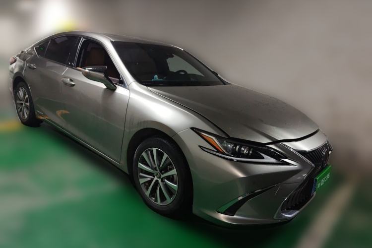 Used Lexus ES 2020 300h Premier Edition Front Right 45 Deg