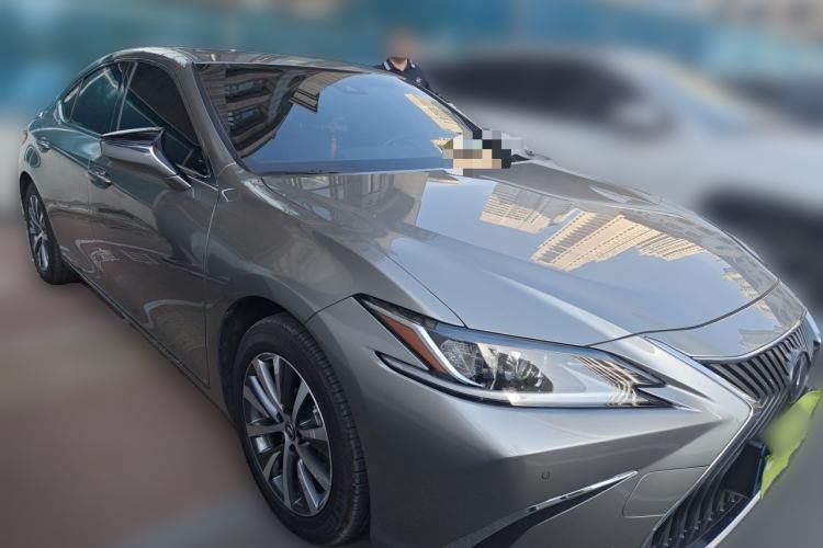 Used Lexus ES 2020 300h Premier Edition Front Right 45 Deg