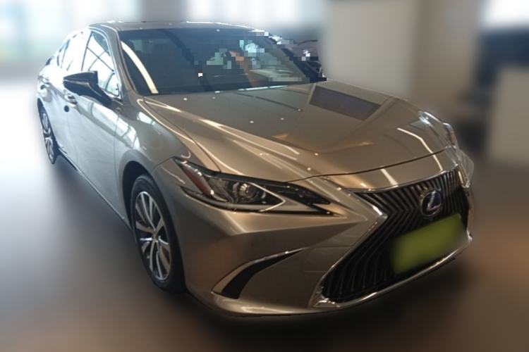Used Lexus ES 2020 300h Premier Edition Front Right 45 Deg