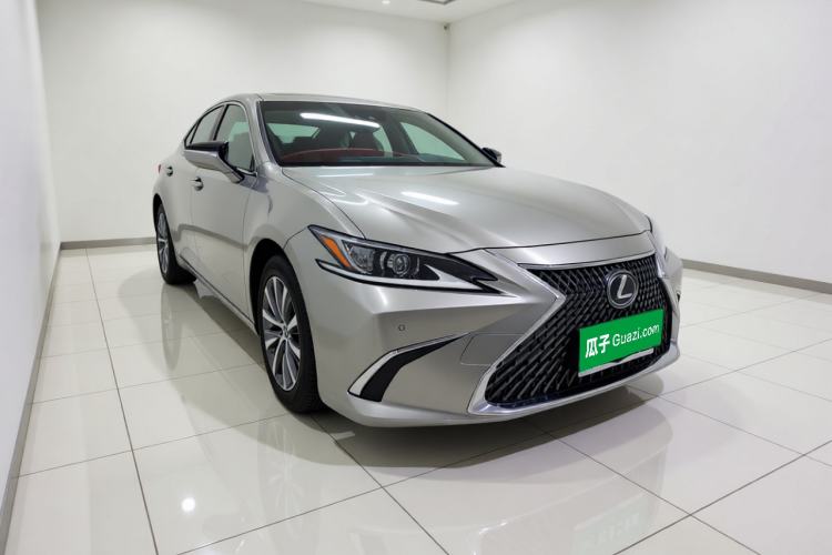 Used Lexus ES 2020 300h Premier Edition Front Right 45 Deg