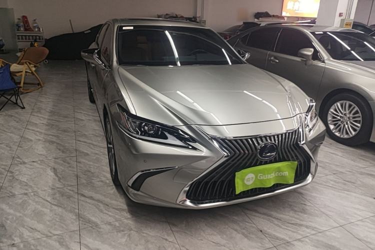 Used Lexus ES 2020 300h Premier Edition Front Right 45 Deg