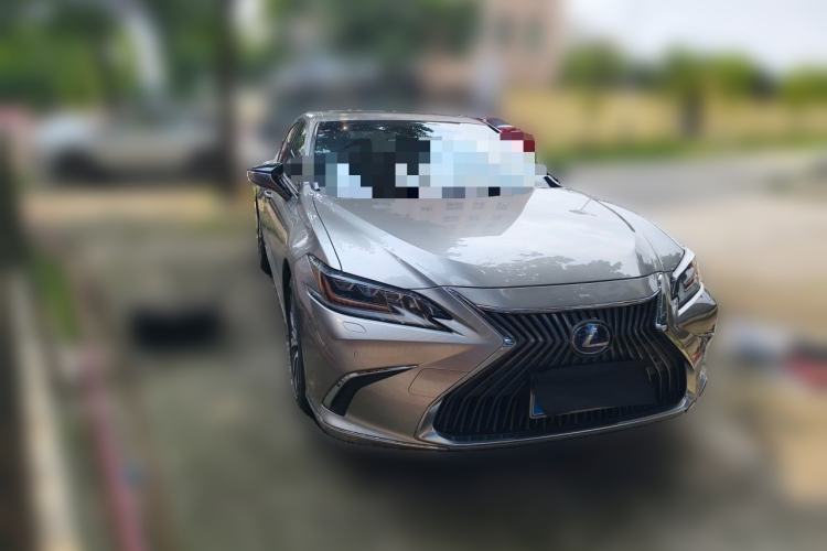 Used Lexus ES 2020 300h Deluxe Edition Front Right 45 Deg