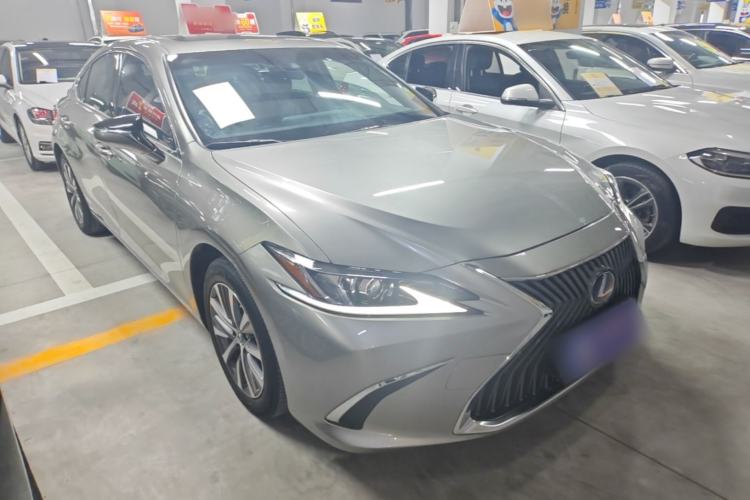 Used Lexus ES 2020 300h Premier Edition Front Right 45 Deg