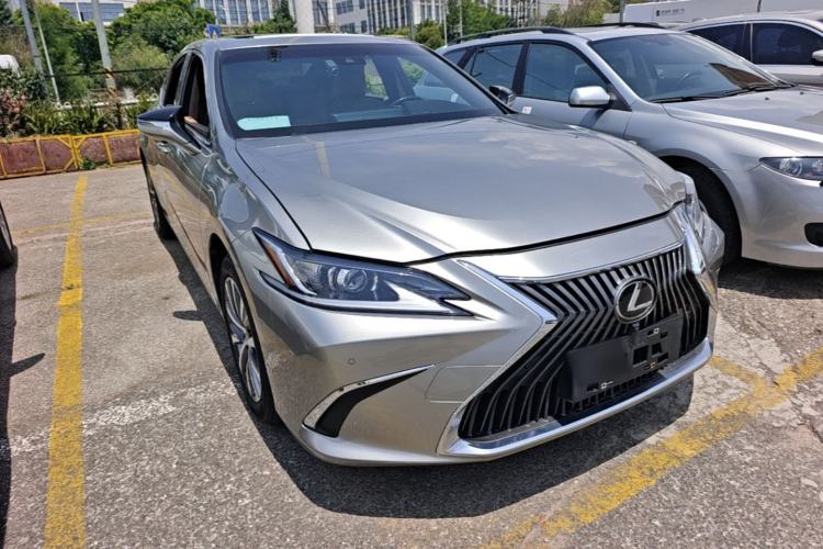 Used Lexus ES 2020 200 Excellence Edition Front Right 45 Deg
