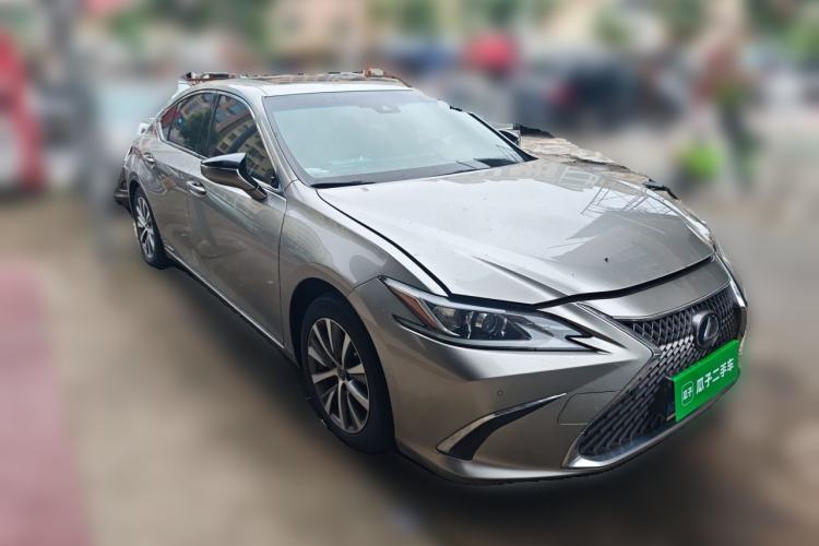 Used Lexus ES 2020 300h Premier Edition Front Right 45 Deg