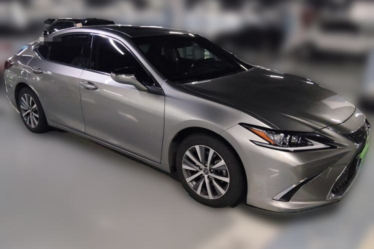 Used Lexus ES 2020 300h Premier Edition Front Right 45 Deg