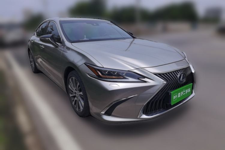 Used Lexus ES 2020 300h Deluxe Edition Front Right 45 Deg