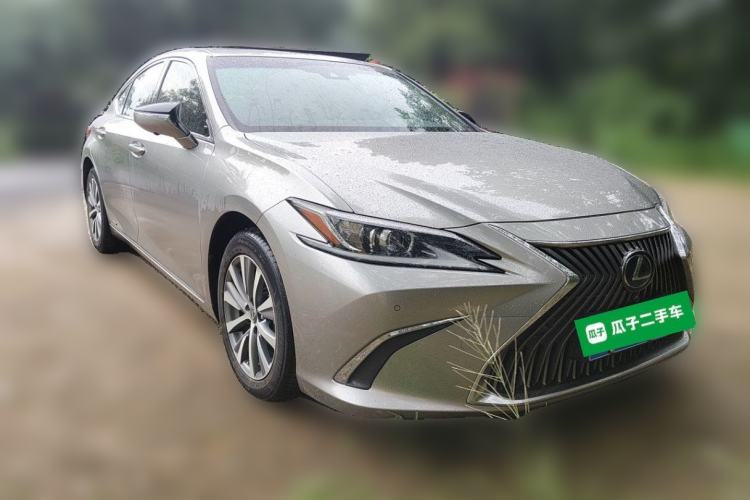 Used Lexus ES 2020 300h Premier Edition Front Right 45 Deg