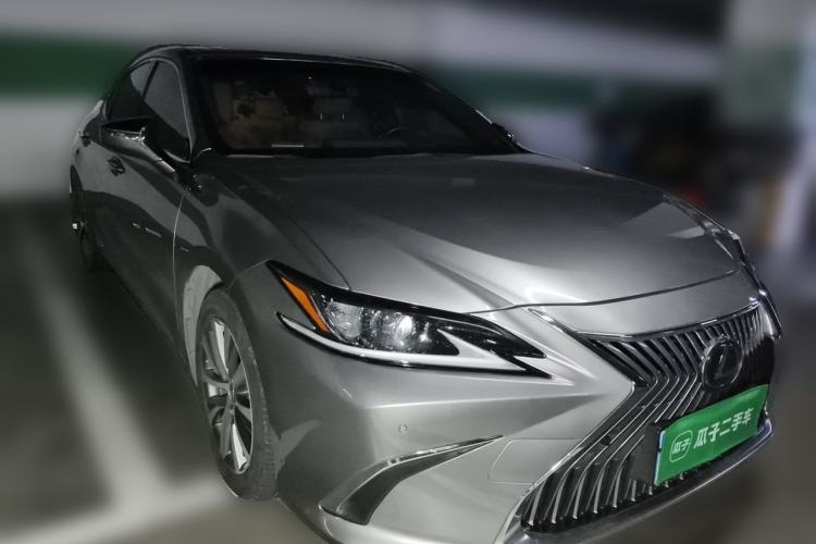 Used Lexus ES 2020 300h Premier Edition Front Right 45 Deg
