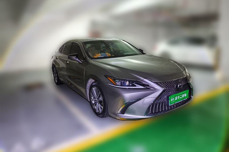 Used Lexus ES 2020 300h Premier Edition Front Right 45 Deg