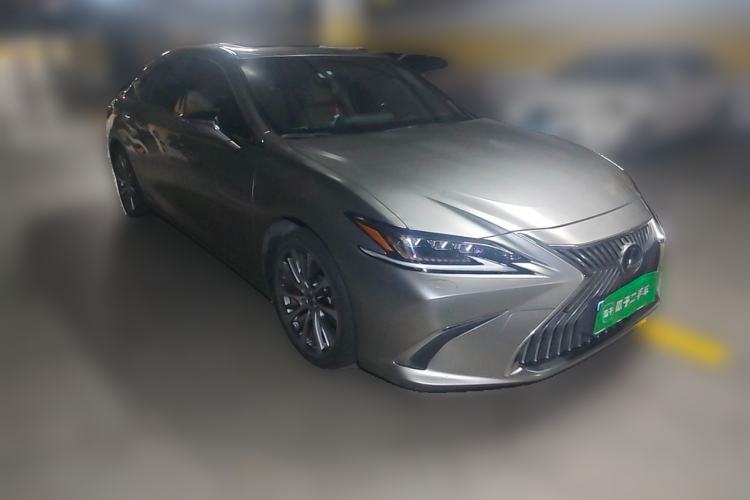 Used Lexus ES 2020 300h Deluxe Edition Front Right 45 Deg