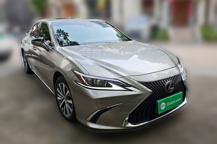Used Lexus ES 2020 300h Premier Edition Front Right 45 Deg