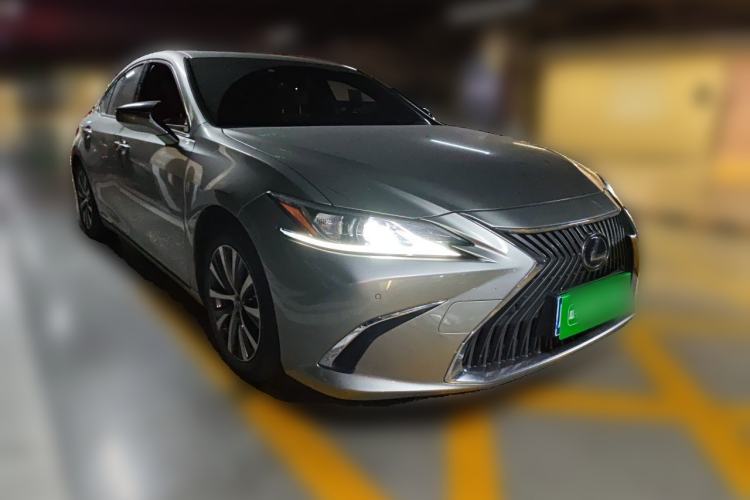 Used Lexus ES 2020 300h Premier Edition Front Right 45 Deg