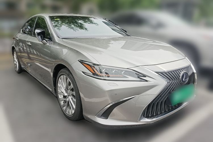Used Lexus ES 2020 300h Executive Edition Front Right 45 Deg