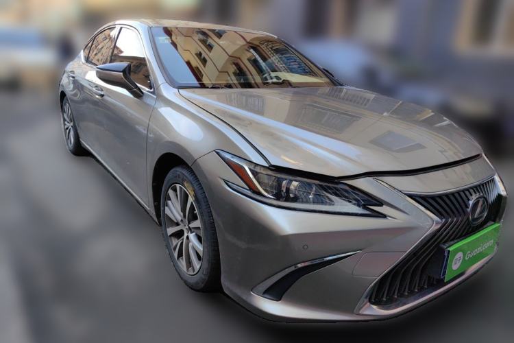 Used Lexus ES 2020 260 Excellence Edition Front Right 45 Deg