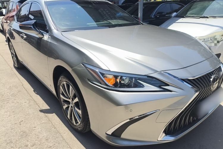 Used Lexus ES 2020 200 Excellence Edition Front Right 45 Deg