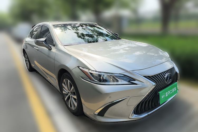 Used Lexus ES 2020 300h Premier Edition Front Right 45 Deg