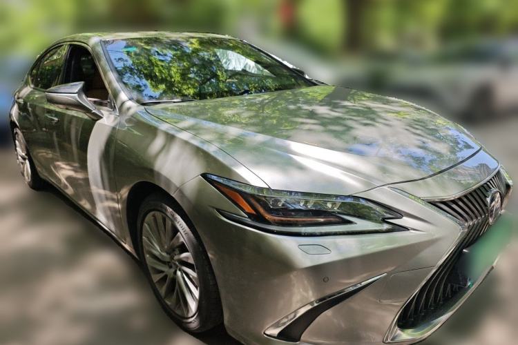 Used Lexus ES 2020 300h Executive Edition Front Right 45 Deg