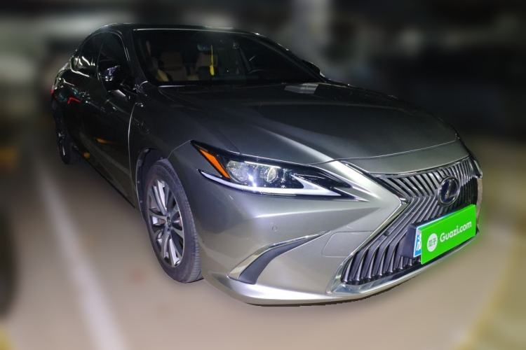 Used Lexus ES 2020 300h Premier Edition Front Right 45 Deg