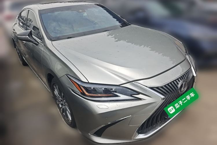 Used Lexus ES 2020 300h Deluxe Edition Front Right 45 Deg