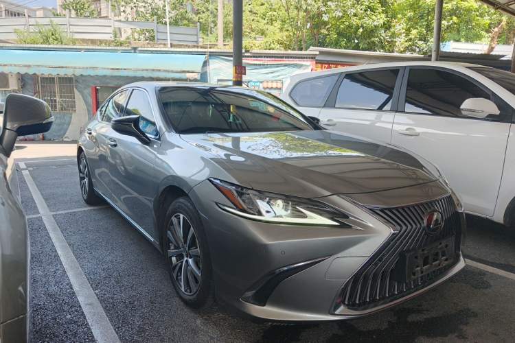Used Lexus ES 2020 200 Excellence Edition Front Right 45 Deg