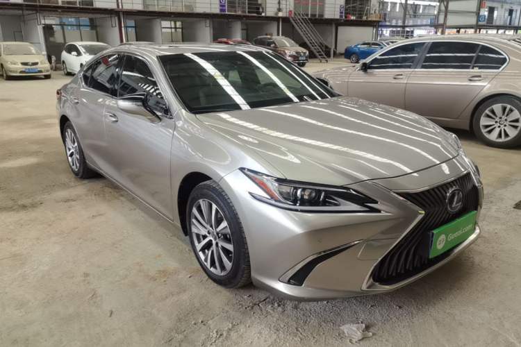 Used Lexus ES 2020 200 Excellence Edition Front Right 45 Deg