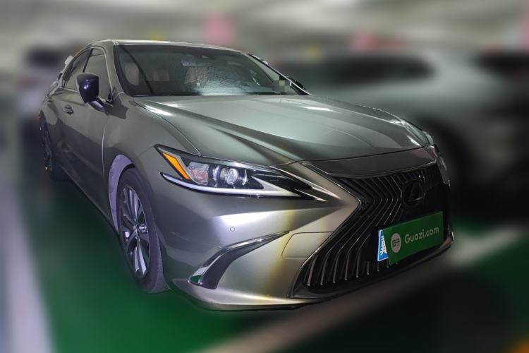 Used Lexus ES 2020 260 Excellence Edition Front Right 45 Deg