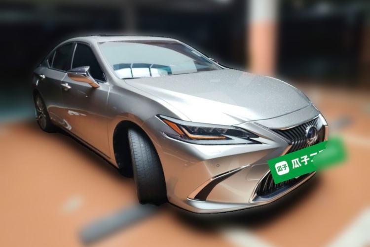 Used Lexus ES 2020 300h Deluxe Edition Front Right 45 Deg