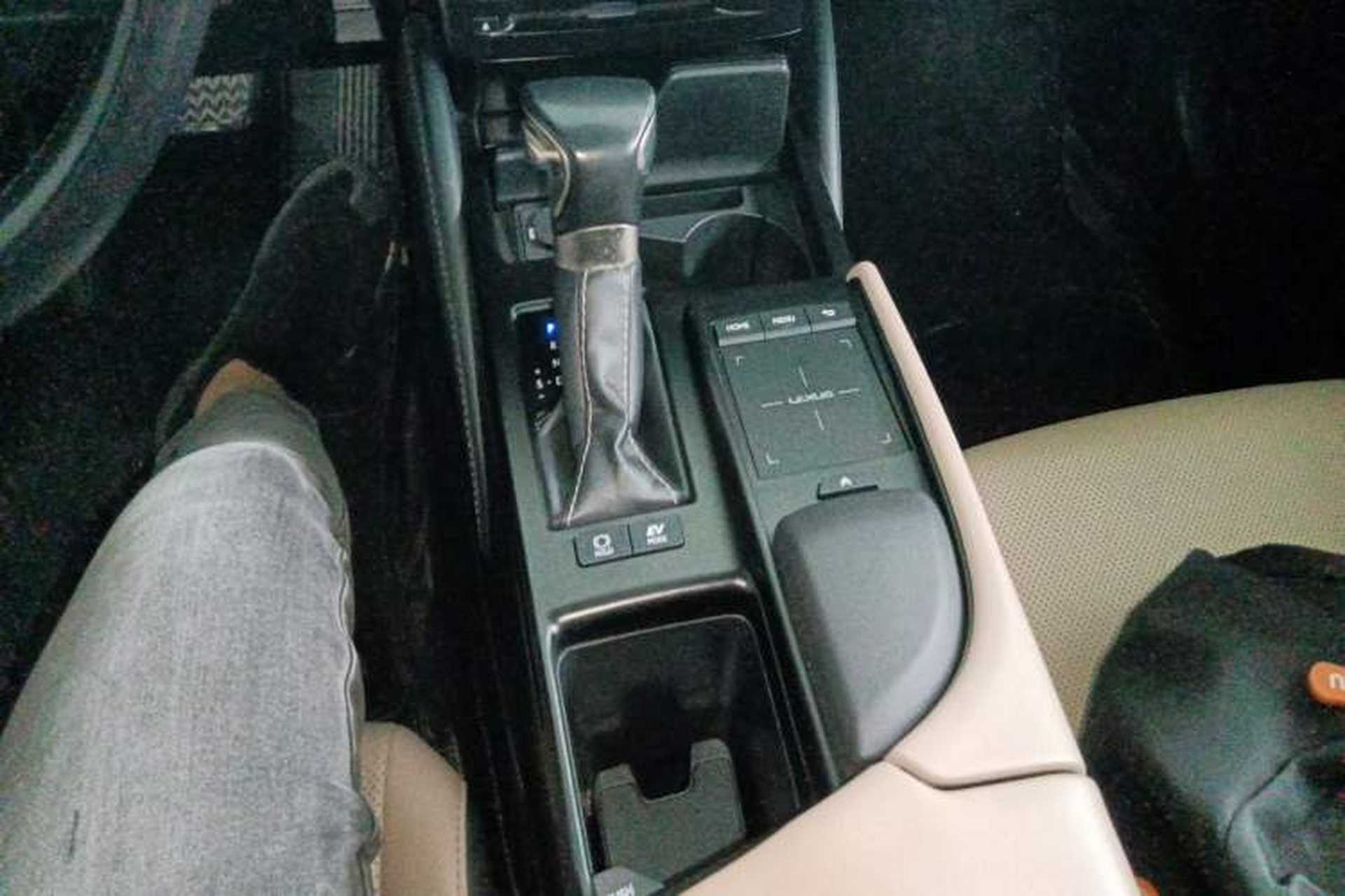 Used Lexus ES 2020 300h Premier Edition Gear Lever