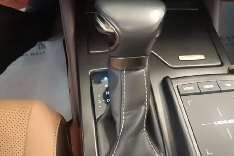 Used Lexus ES 2020 300h Premier Edition Gear Lever