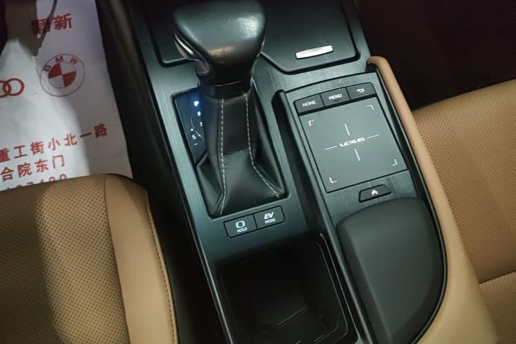 Used Lexus ES 2020 300h Premier Edition Gear Lever