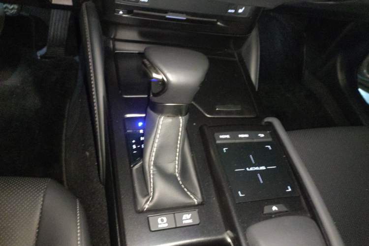 Used Lexus ES 2020 300h Premier Edition Gear Lever