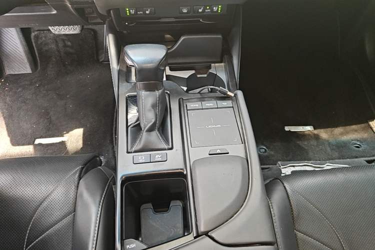 Used Lexus ES 2020 300h Premium Edition Gear Lever