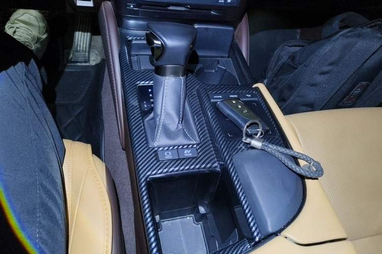 Used Lexus ES 2020 300h Premier Edition Gear Lever