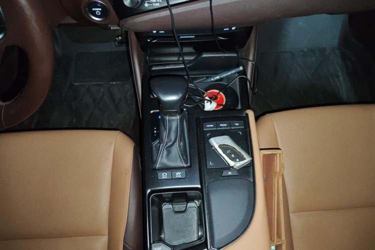 Used Lexus ES 2020 300h Premier Edition Gear Lever