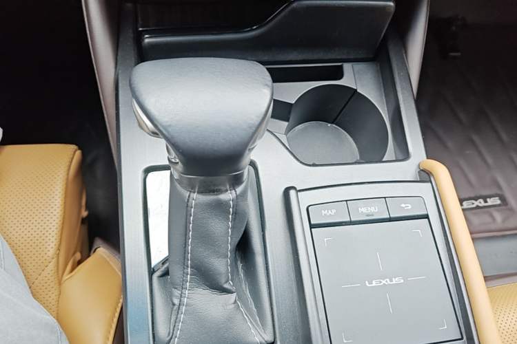 Used Lexus ES 2020 300h Executive Edition Gear Lever