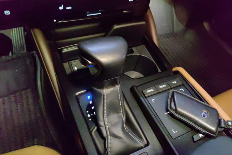Used Lexus ES 2020 300h Premier Edition Gear Lever