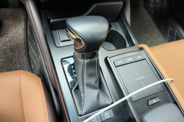 Used Lexus ES 2020 300h Premier Edition Gear Lever