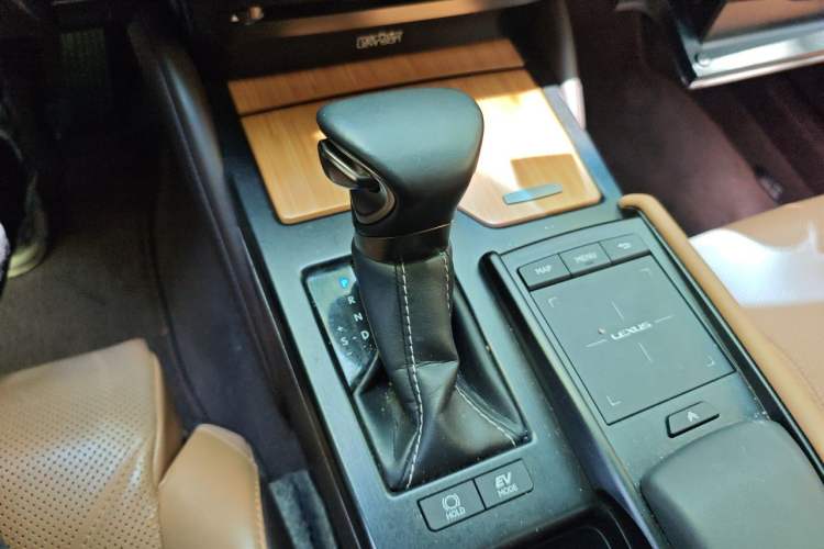 Used Lexus ES 2020 300h Executive Edition Gear Lever