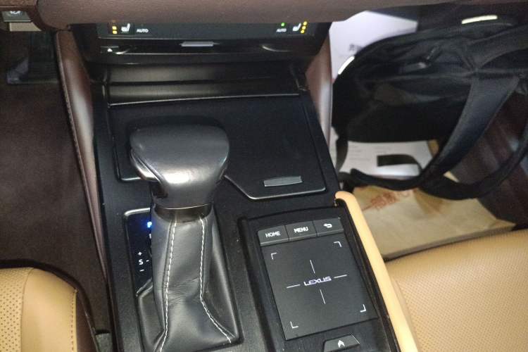 Used Lexus ES 2020 300h Premier Edition Gear Lever