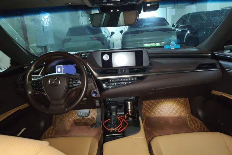 Used Lexus ES 2020 300h Premier Edition Headliner