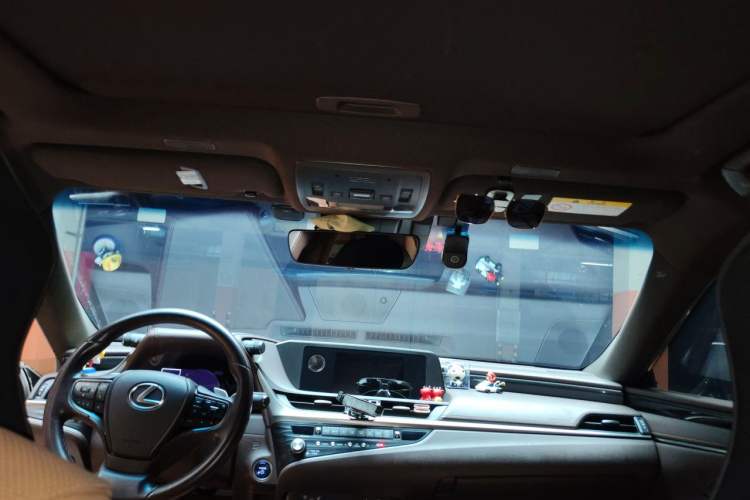 Used Lexus ES 2020 300h Deluxe Edition Headliner