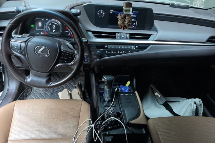 Used Lexus ES 2020 300h Premier Edition Interior 2