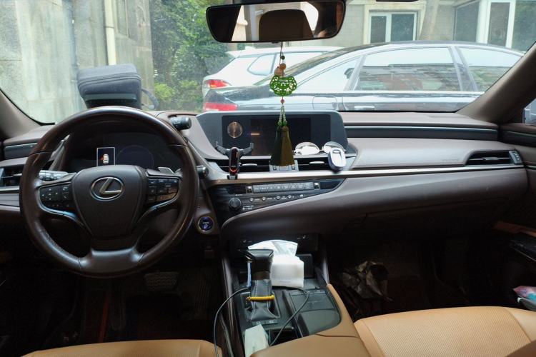 Used Lexus ES 2020 300h Premier Edition Interior 2